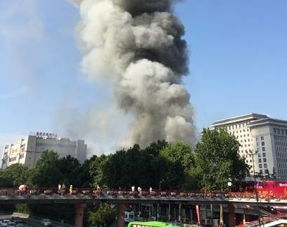 十字路口西南角商铺风水和车库入口旁商铺风水如何布局更佳？