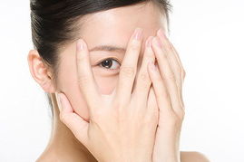 三、 较小眼睛人在财富有获取中的行为倾向及潜在风险因素