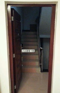 传统风水视角下的门对楼梯布局