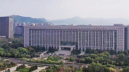 一、 地形地势：建筑稳固与气场基础