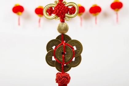 佩戴饰品的材质甄选与符号隐喻