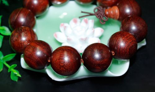 小叶紫檀木能辟邪吗？吉凶如何？小叶红檀和非洲紫檀有何区别？