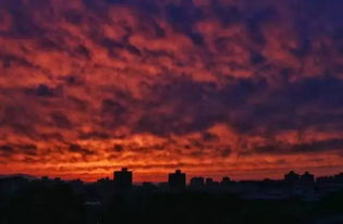 今天黄昏，如何用形容黄昏的词语来提问？