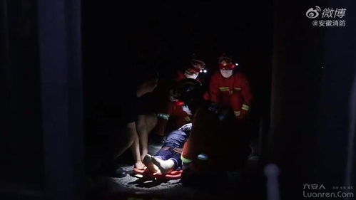 一、 夜幕低垂，古井的谶语与白衣之影