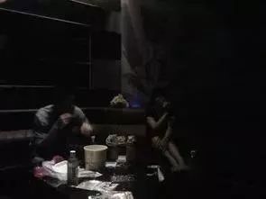 入室探寻：黑暗中的不安预兆