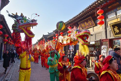春节：更多彩礼仪与丰盛餐食