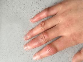 四、  右手佩戴的独特功嫩：辟邪与事业运势的投射