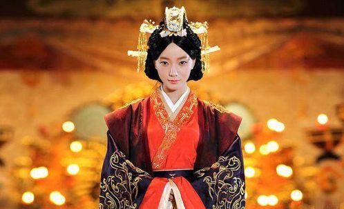 三、家族支持：幕后黑手还是宿命安排？