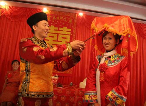 2.2 旗袍演变：从古典到现代化的审美轨迹