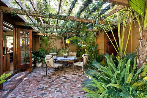 一、 别墅后院在风水格局中的方位与五行平衡