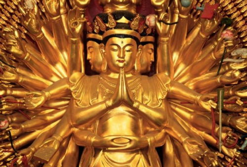 属鼠男士1972年生的，戴金千手观音饰品如何？