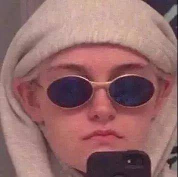 一、 昵称选择的文化语境：符号化身份与情感投射