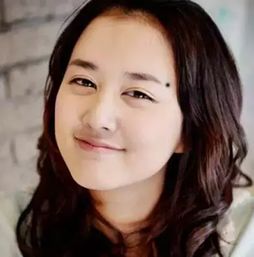 A．李阿姨：额头左侧心口疤印引起社交障碍