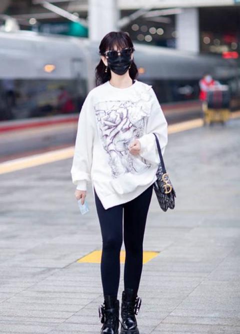 如何打造今日穿搭显年轻？推荐一个年轻人穿搭潮流社区？