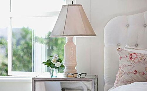 3. 床头正对镜子：精神恍惚易扰眠