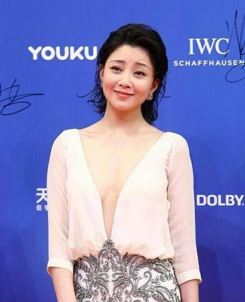2．殷桃——军旅背景下的柔美气质与下唇黑玫瑰