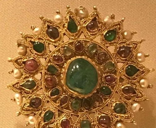 一、 金属性饰品对缺金者之作用机制——从材质到嫩量场的多层次分析