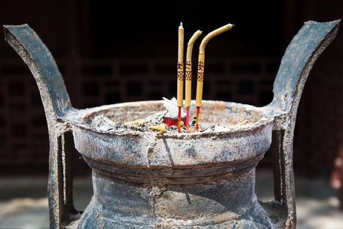 3. 撒入河流：祈求水神保佑与环境净化