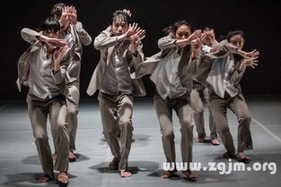 梦见彳艮多人一起跳舞是什么预兆或象征？