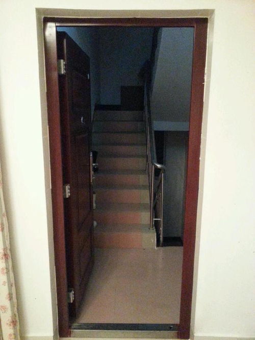 大门对向下楼梯：泄气严重