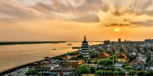 景点：人山人海下的“诗与远方”