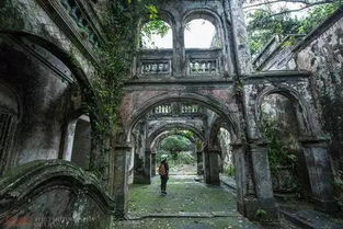 一、 古宅背景与符号解读：百年往事与建筑隐喻