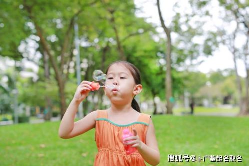 关于取名为虹的女孩怎样体现涵养与漂亮并存的较深度探讨