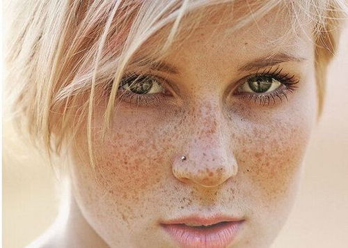 额头及发际线：财富与家庭背景的体现