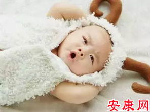 1. 音韵和谐：名字的发音要流畅，避免生僻字或简单读错的字那个。
