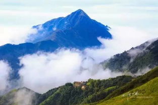 红岩山望日台：云海与朝阳的壮丽景象