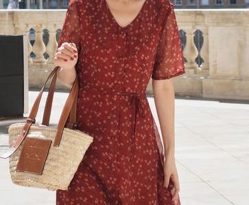 五行穿衣每日指南，今天适合穿什么颜色的衣服呢？