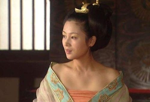 幽魂现身：床底哭泣， 宫装如旧