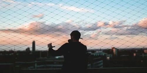 三、国学典故与文本内涵：幽默悖理的反讽