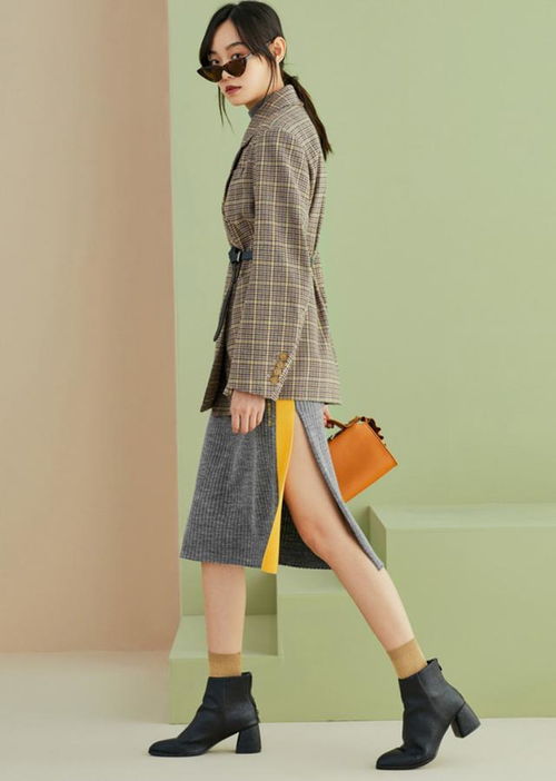 如何搭配外国女性今日流行的抹胸开襟开叉裙穿搭技巧？