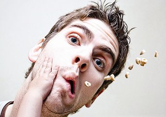 梦见牙齿松动轻轻一碰就掉，这预示着什么？