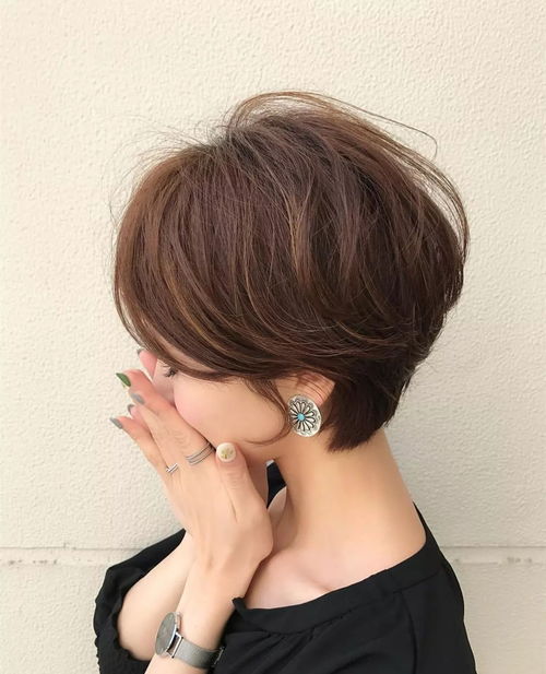 中老年妇女梦见剪头发剪短了这预示着什么？