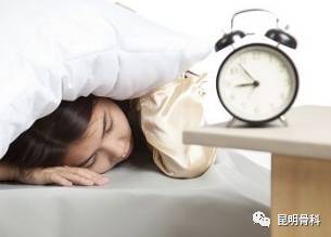二、 手术台与医生的意象：对权威、控制与命运的反思