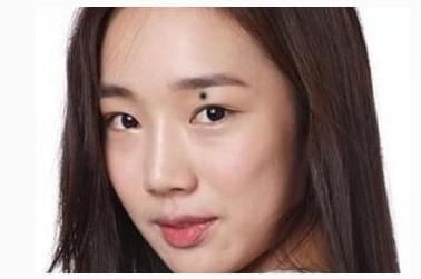 一、 眉毛长痣的人：感情与财富的双重潜在风险