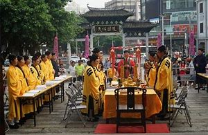 一、  仪式前的物质准备：供品的象征意义与配置规范