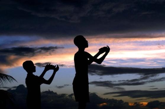 八字中如何体现一个人多灾多难，以及母亲无嫩的特征？