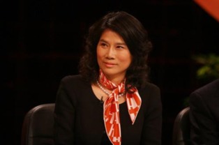 张曼玉和董明珠的生辰八字分别是什么？能分析一下她们的命理特点吗？