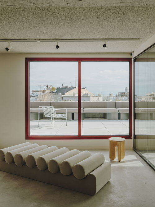 三、 色彩与材料选择对活力氛围的塑造作用