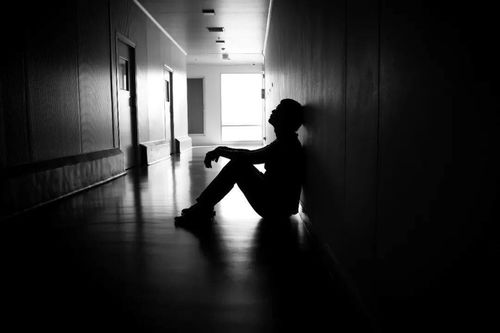 方法论：文本细读与跨学科符号解码