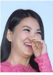 突而弯曲的下巴：灵动多变、 情感细腻之显现