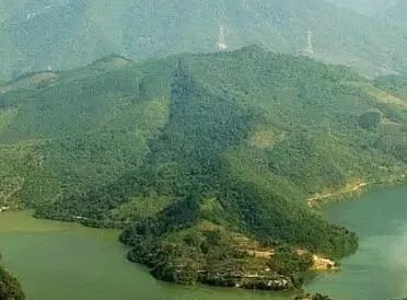 三、  天人合一的典范：重庆、杭州与阆中的山水奇观