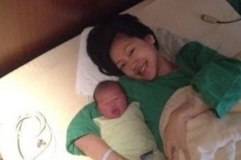 梦见自己生个女儿，她为何会对我笑呢？