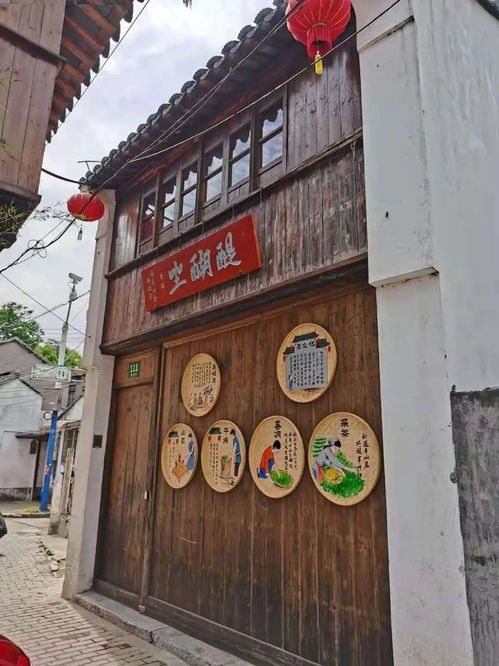 b) 与家族传统方式相连
