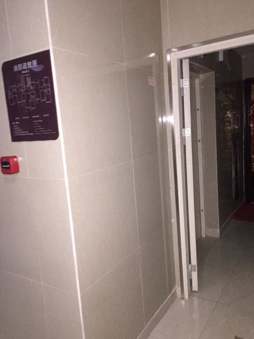 房间中三个门的风水布局，如何区分左门和右门的风水影响？