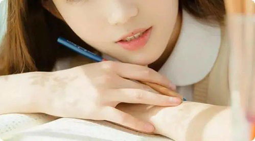 上唇痣象：男性魅力与情感波折