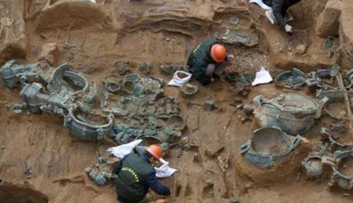 古墓幽魂， 夜半哭声：一则关于时间、记忆与轮回的国学论述